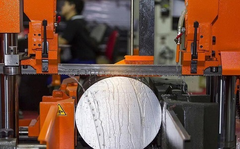 兴安立式金属带锯床切削出现跑带故障解决方法！